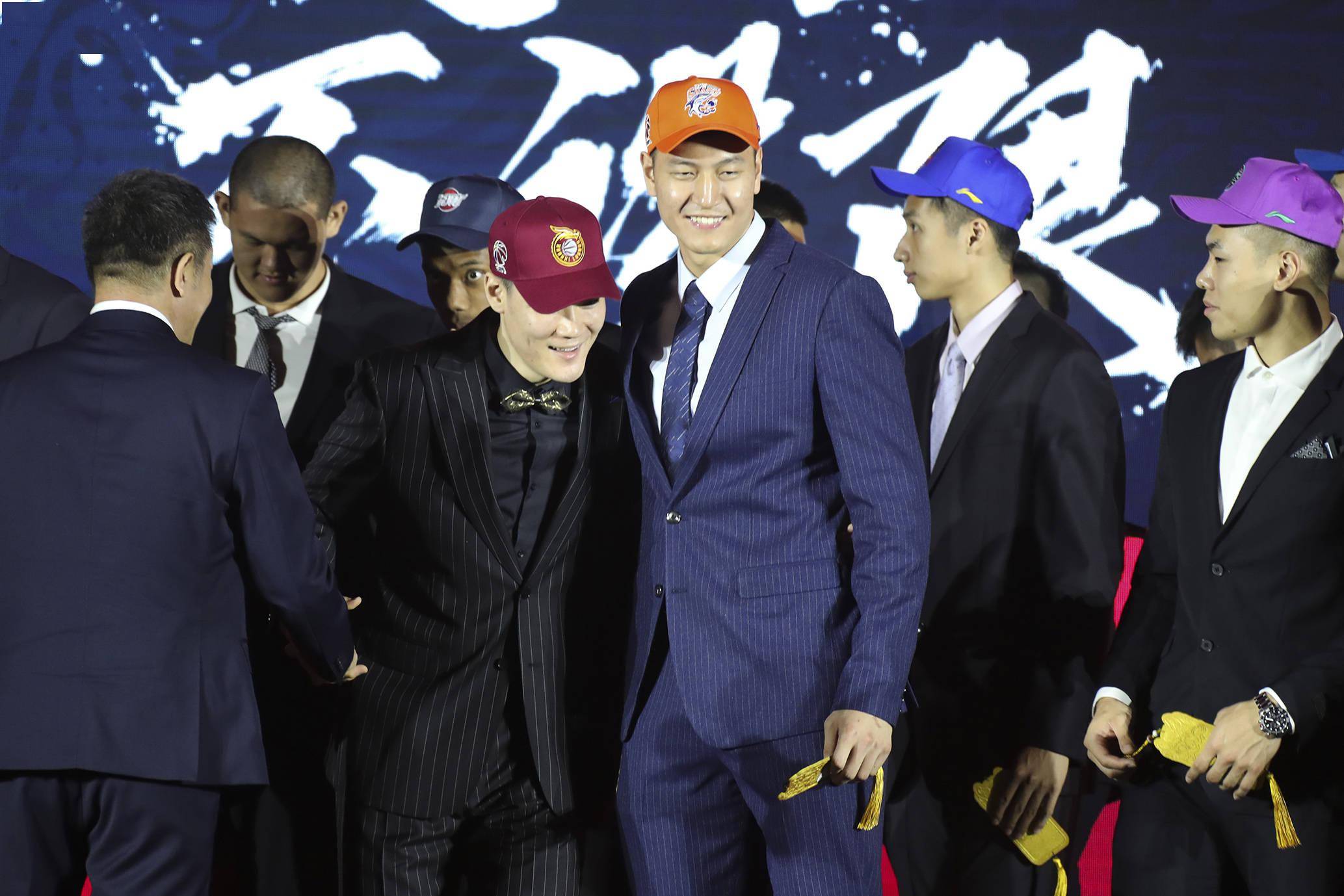 九游体育官方网站-包含赛地聚焦：全明星赛关键时刻热度飙升，北京首钢伤情更新，媒体盛赞，更衣室氛围转暖的词条